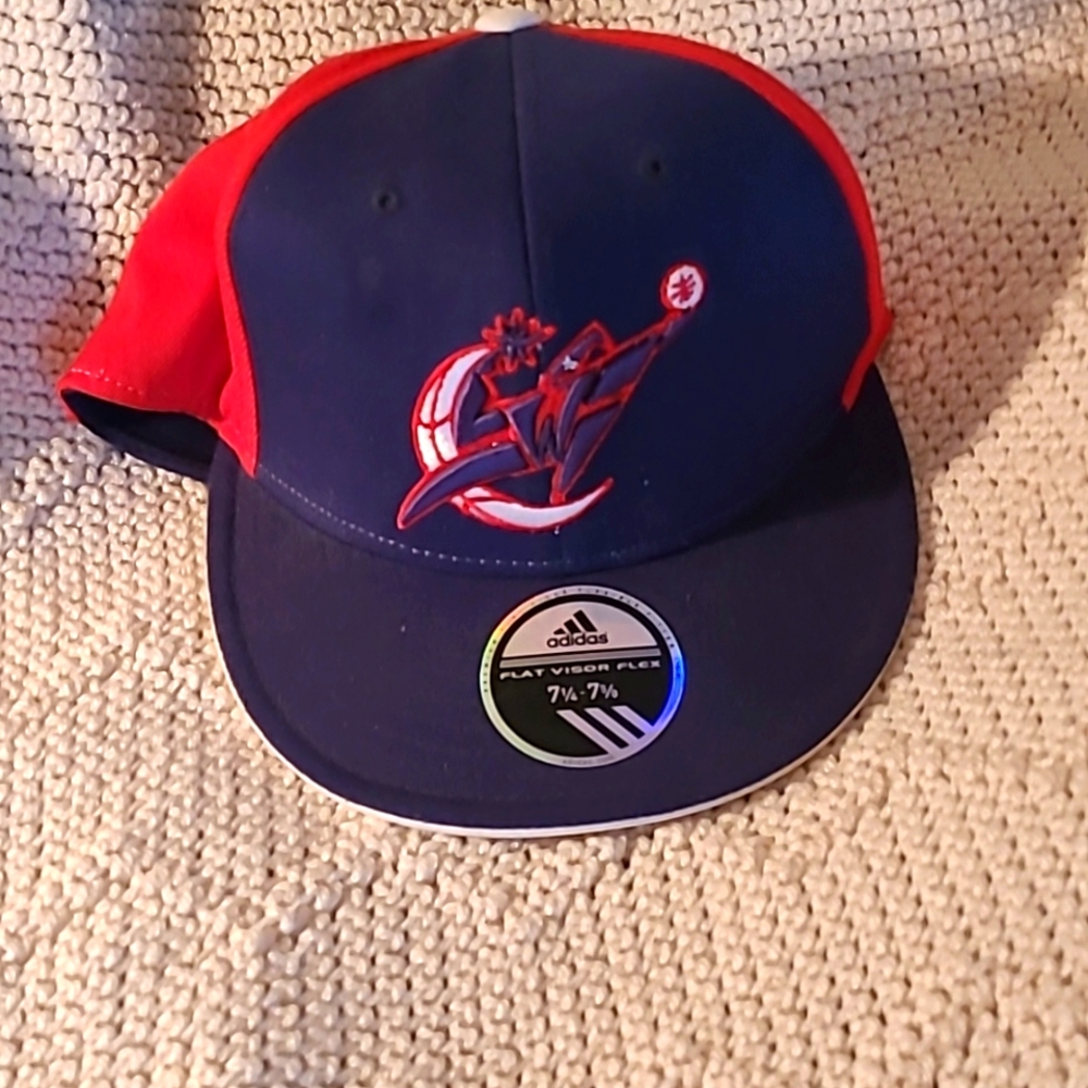 ADIDAS Washington Wizards flat visor flex. Navy/Red. Sz L/XL